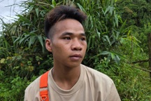 Người đàn ông đi bộ hàng chục km về nhà khi người thân thiệt mạng trong lũ