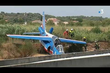 Máy bay không quân Pháp lao xuống đường quốc lộ