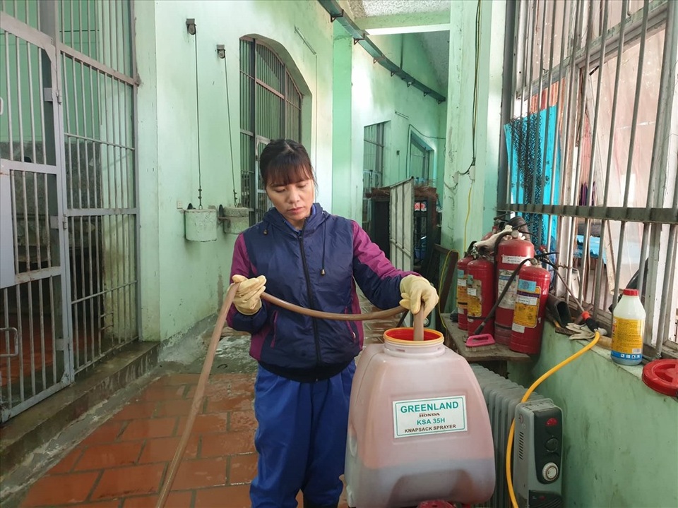 Cận cảnh công việc ngày Tết của những người ăn, ngủ với thú dữ - 3 Cận cảnh công việc ngày Tết của những người ăn, ngủ với thú dữ - 3