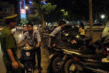 Hà Nội: Xử lý ngay các bãi xe lấn vỉa hè, lòng đường
