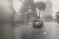Video: Mưa lớn, gió giật mạnh càn quét miền Trung trước khi bão Noru đổ bộ