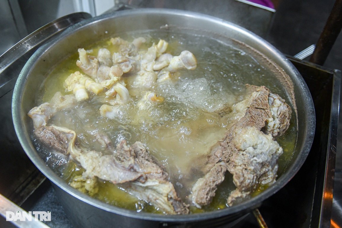 Quán phở 40 năm chỉ mở nửa đêm, rạng sáng, ngày nào cũng hết vèo 300 bát - 5 Quán phở 40 năm chỉ mở nửa đêm, rạng sáng, ngày nào cũng hết vèo 300 bát - 5