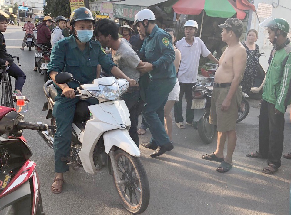 Trên đường đi công tác, Chỉ huy trưởng quân sự phường bắt đối tượng giật dây chuyền - 1 Trên đường đi công tác, Chỉ huy trưởng quân sự phường bắt đối tượng giật dây chuyền - 1