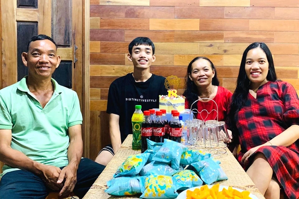 Cặp vợ chồng người dân tộc Chứt nuôi 5 con vào đại học - 1 Cặp vợ chồng người dân tộc Chứt nuôi 5 con vào đại học - 1