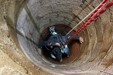 Hàng chục cảnh sát trục vớt thi thể người đàn ông từ giếng sâu