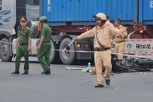Xe máy va chạm với container, hai vợ chồng thương vong ở TPHCM