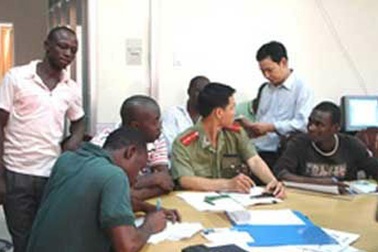 Khi quý bà Việt “nghiền”... “trai bao” Tây đen