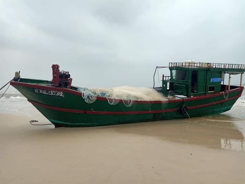 Tàu cá không người trôi dạt vào bờ biển Quảng Bình - 1 Tàu cá không người trôi dạt vào bờ biển Quảng Bình - 1