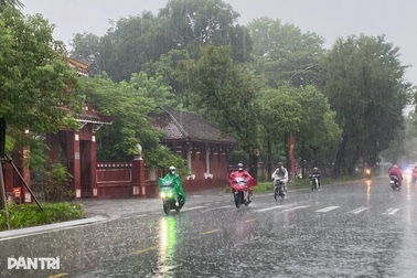 Miền Trung hối hả chống bão Bualoi, nhiều nơi đã mưa to, ngập úng