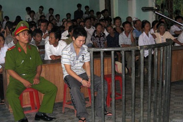 48 tháng tù cho kẻ hành hung, cướp của mẹ liệt sĩ 