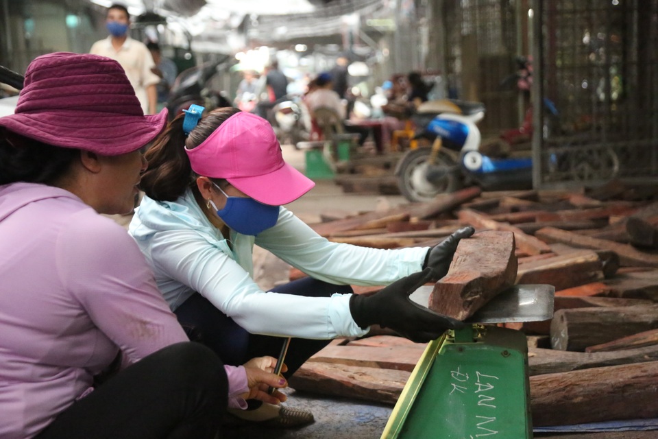 Ghé chợ củi khô xem người bán kiếm trăm triệu đồng mỗi năm - 3