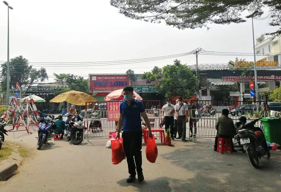 Cận cảnh phong tỏa khu chung cư có nhân viên sân bay mắc Covid-19 - 8 Cận cảnh phong tỏa khu chung cư có nhân viên sân bay mắc Covid-19 - 8