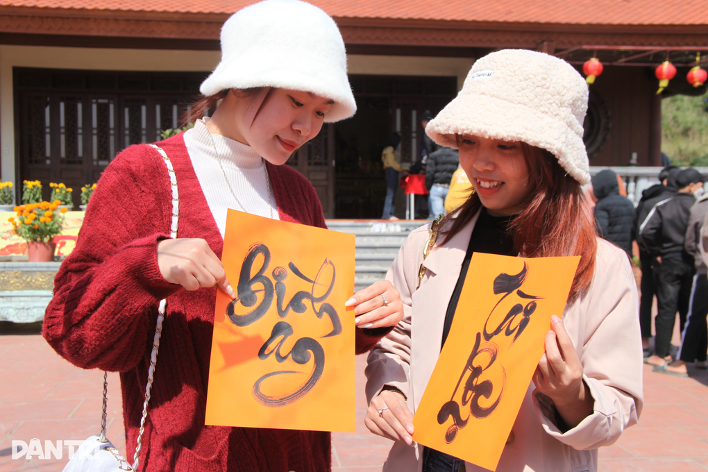 Hàng nghìn người chen chân lên chùa xin chữ, cầu bình an - 8 Hàng nghìn người chen chân lên chùa xin chữ, cầu bình an - 8