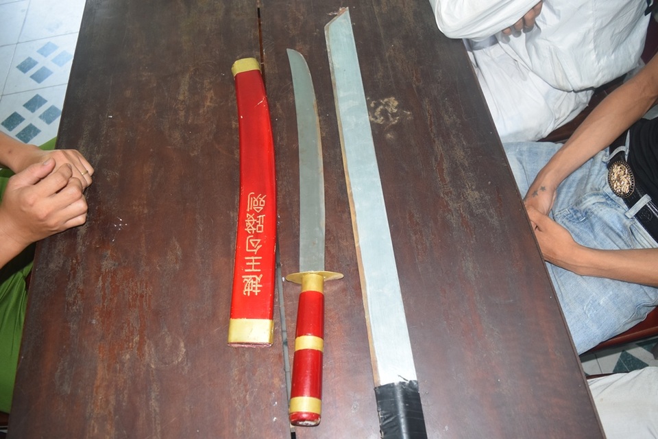 Dùng hung khí bắt giữ người để đòi tiền chuộc - 2 Dùng hung khí bắt giữ người để đòi tiền chuộc - 2