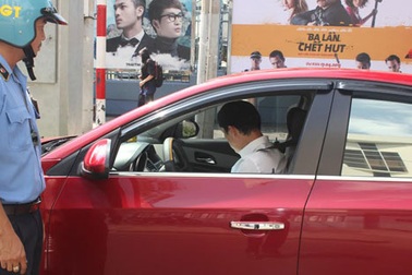 Xử phạt gần 130 xe “Uber taxi” và “Grab taxi” vi phạm