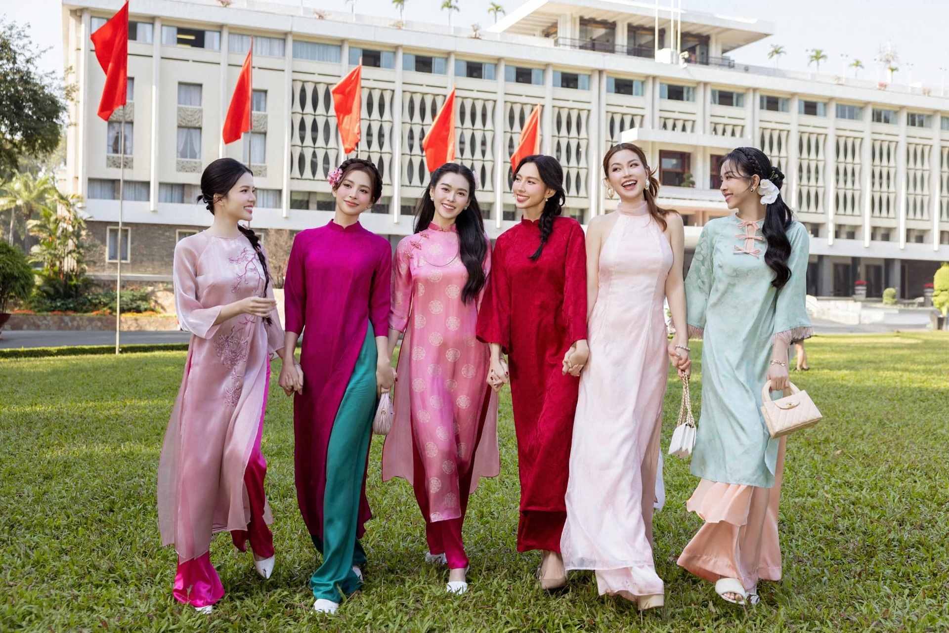 Gia đình Hồ Ngọc Hà mặc áo dài du xuân, Giáng My trang trí biệt thự đón Tết - 9 Gia đình Hồ Ngọc Hà mặc áo dài du xuân, Giáng My trang trí biệt thự đón Tết - 9