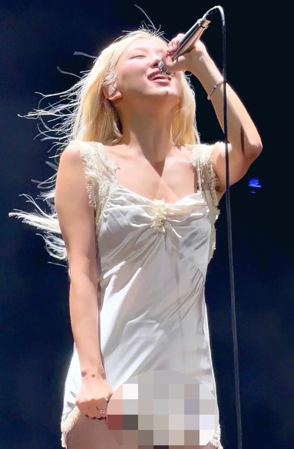 Rosé (Blackpink) gây tranh cãi khi mặc váy ngủ lên sân khấu - 1 Rosé (Blackpink) gây tranh cãi khi mặc váy ngủ lên sân khấu - 1