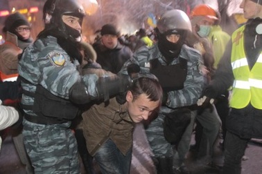 Mỹ dọa cấm vận Ukraine vì trấn áp người biểu tình