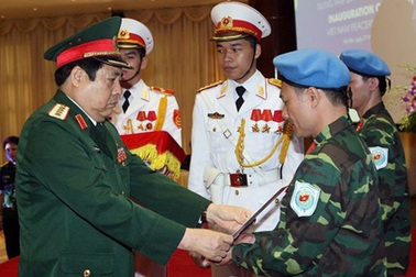2 sĩ quan Việt Nam nhận mũ nồi xanh gìn giữ hoà bình LHQ