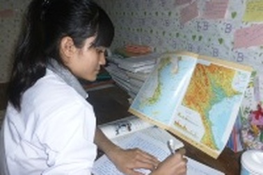 Cô học trò mồ côi học giỏi Địa lý