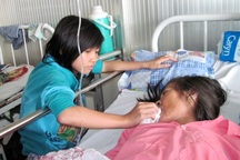 Mẹ bệnh, em thơ trên vai bé gái học lớp 6