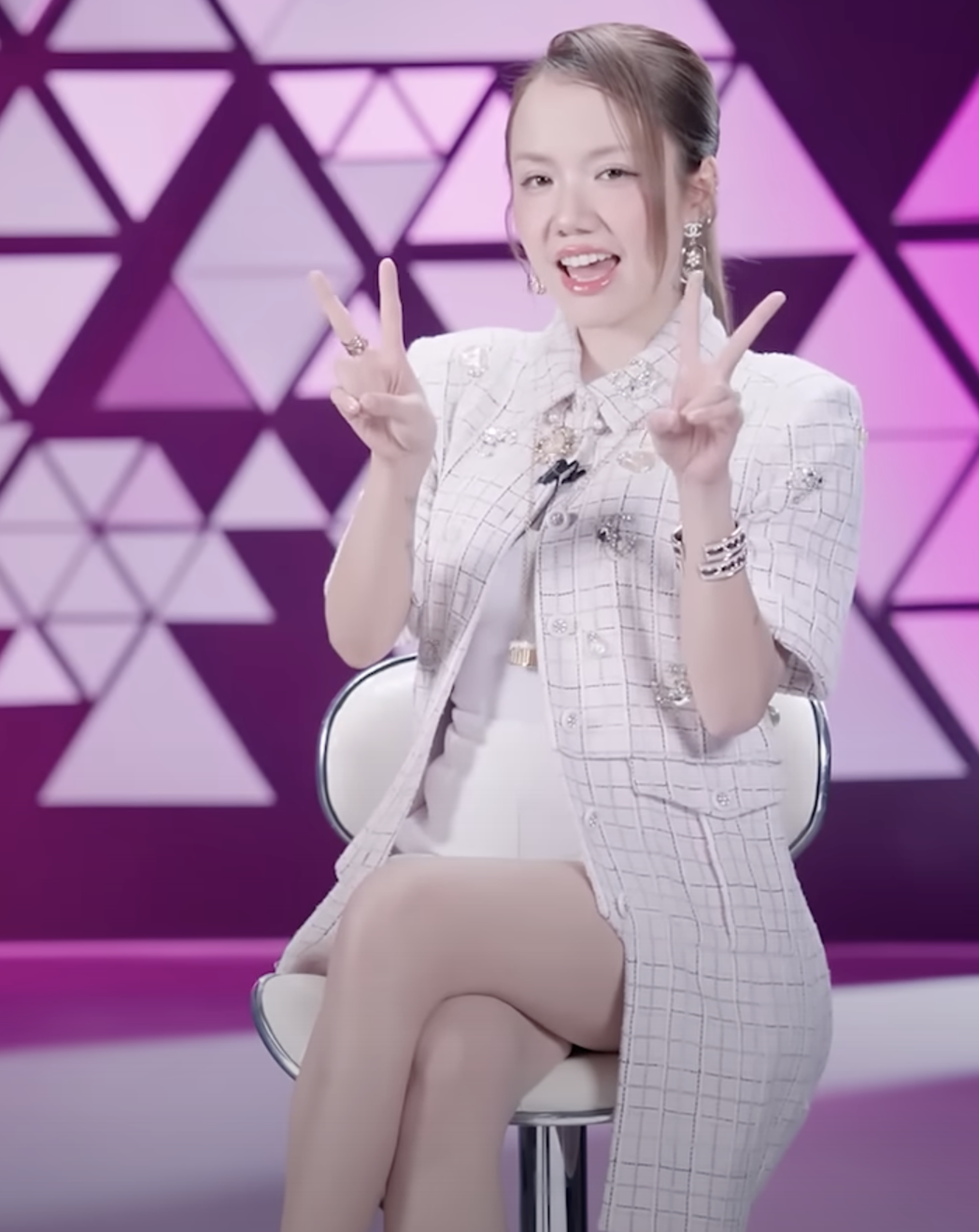 Phương Ly diện toàn đồ Chanel, giá tỷ đồng tại “Em xinh say hi” - 3 Phương Ly diện toàn đồ Chanel, giá tỷ đồng tại “Em xinh say hi” - 3