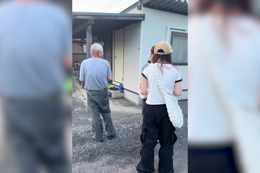 Cụ ông người Nhật gọi nhóm nữ thực tập sinh vào cho quả biwa