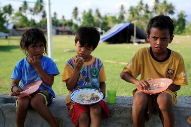 Người Indonesia bới rác tìm đồ ăn ở thành phố "chết chóc" sau thảm họa