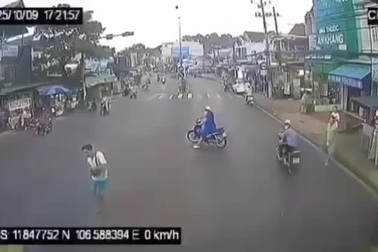 Người phụ nữ tạt ngang xe đầu kéo để rẽ, bị cuốn vào gầm