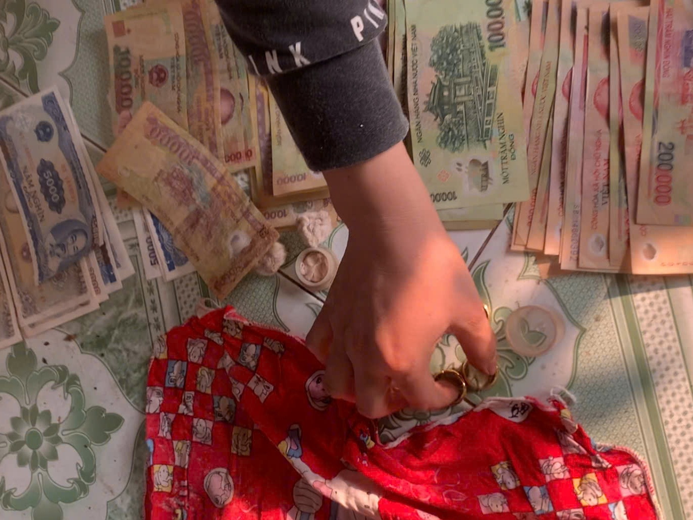 ប្រទះឃើញដុំមាសមួយដុំកប់ក្នុងបាយរបស់ស្ត្រីវ័យ៨៥ឆ្នាំម្នាក់ - 1 Bất ngờ phát hiện 1 cây vàng vùi trong thóc của cụ bà 85 tuổi - 1