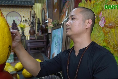 Múa bút trên quả bòng "khổng lồ", thầy đồ kiếm bộn tiền ngày cận Tết