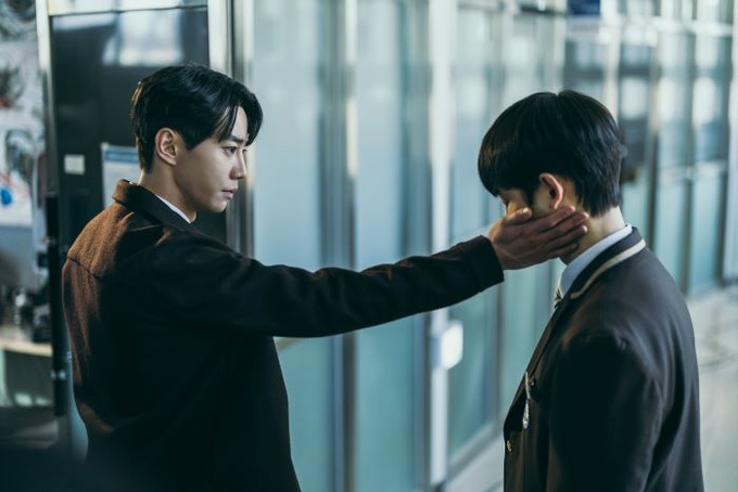 Han Su-gang (Lee Jun-young đóng) - tên học sinh hổ báo lạm quyền, lấy bắt nạt, hành hạ kẻ yếu thế làm niềm vui 