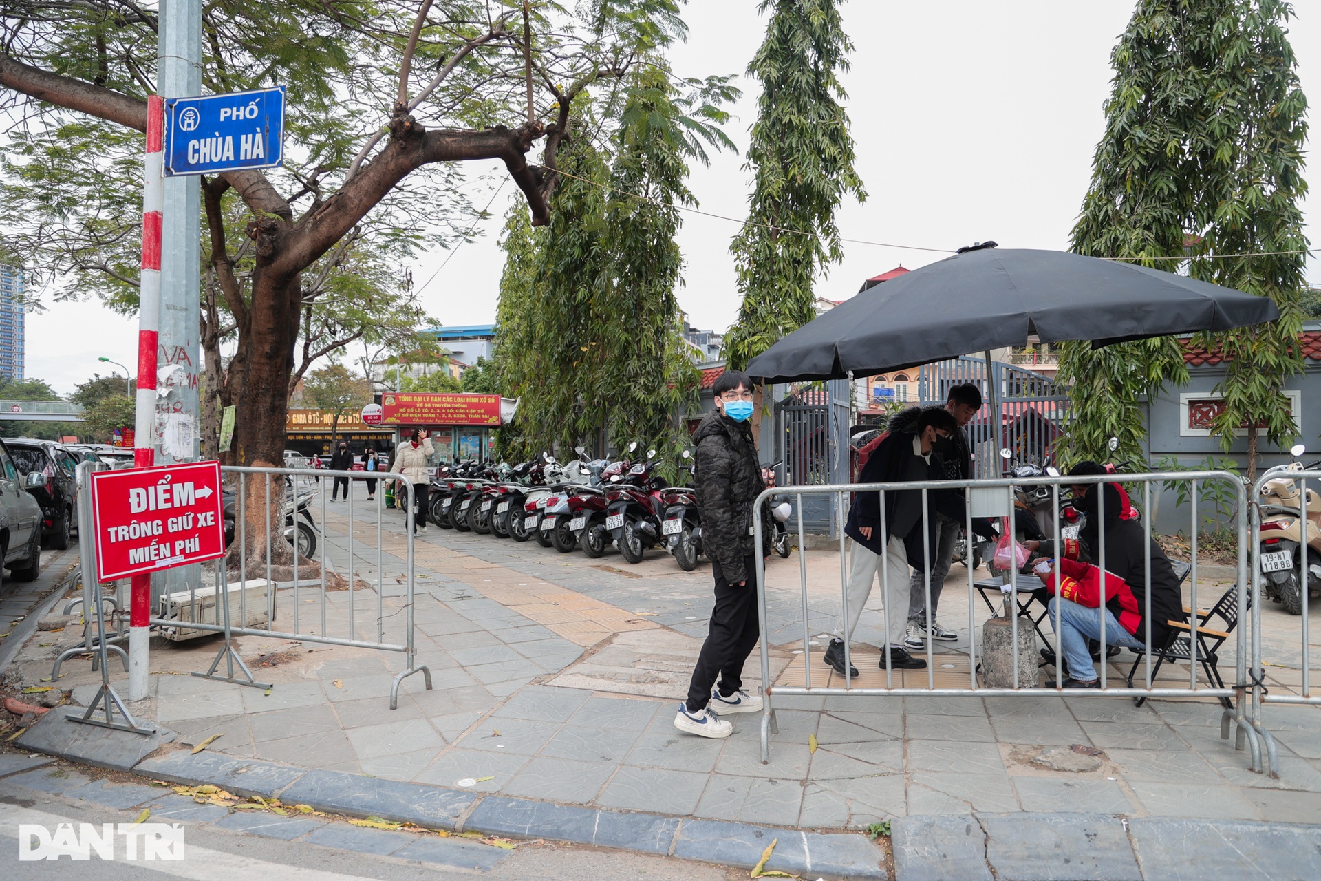 Người trẻ xin nghỉ làm sớm, vượt 50km đi chùa Hà cầu duyên đầu năm - 2 Người trẻ xin nghỉ làm sớm, vượt 50km đi chùa Hà cầu duyên đầu năm - 2