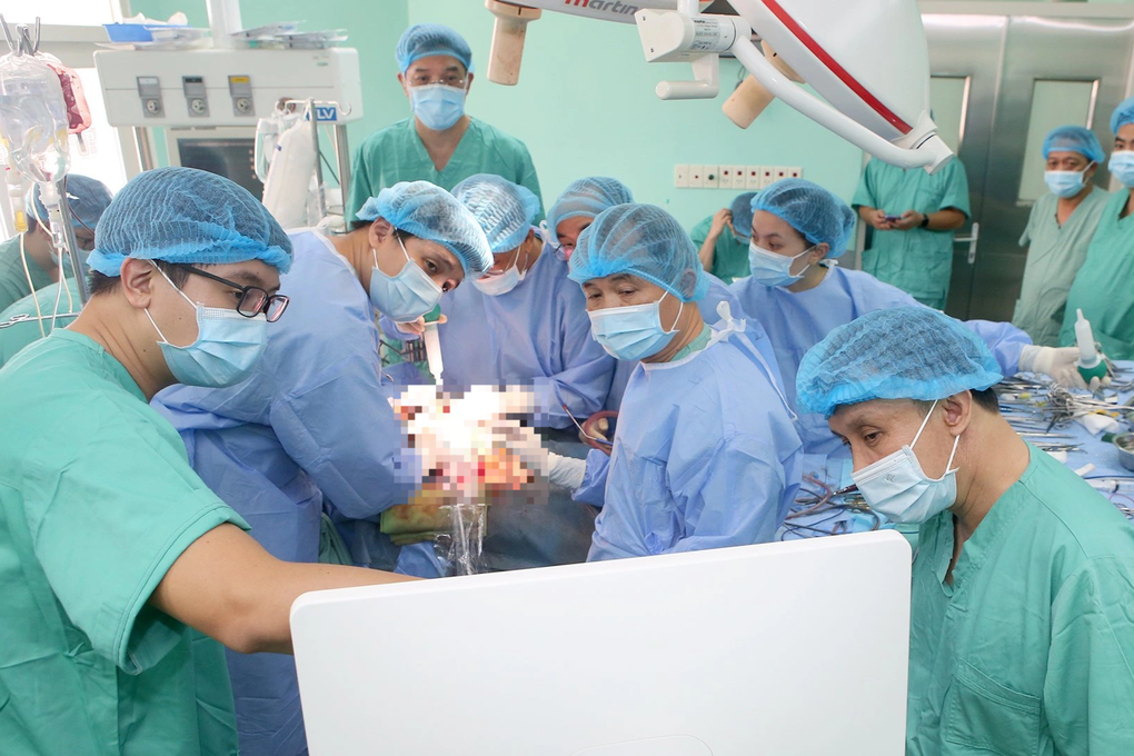 Kỷ lục ghép tim, gan, thận xuyên Việt trong 48 giờ - 1 Kỷ lục ghép tim, gan, thận xuyên Việt trong 48 giờ - 1