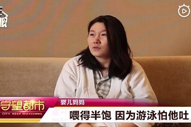 Mẹ sững người nghe âm thành phát ra từ miệng con trai 23 ngày tuổi giữa lúc y tá đang xoa lưng bé