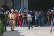 Đông đảo YouTuber, người dân livestream phiên tòa xét xử ông Lê Tùng Vân