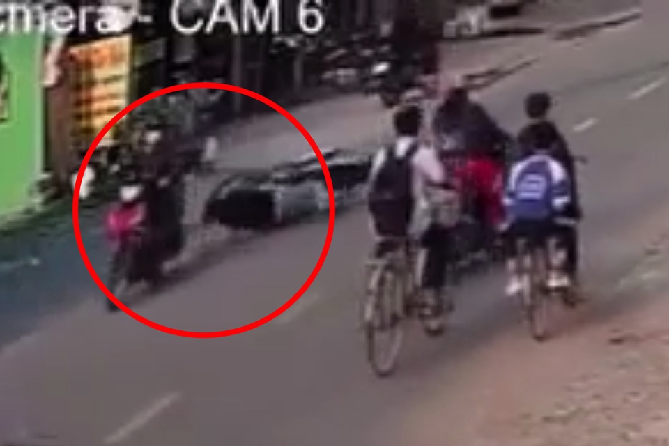 Nam thanh niên bị cướp giật dây chuyền, kéo lê trên đường - 1 Nam thanh niên bị cướp giật dây chuyền, kéo lê trên đường - 1
