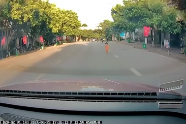 Em bé bất ngờ chạy băng qua đường ngay trước mũi ô tô