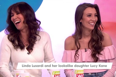 Linda Lusardi xinh đẹp bên con gái