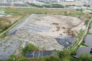 Bãi rác cao như núi án ngữ ở khu du lịch biển Sầm Sơn suốt nhiều năm