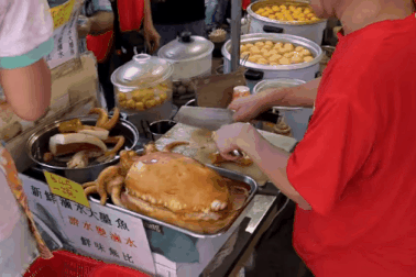 Mực khổng lồ to như con ngỗng hút khách ở Hong Kong như thế nào?