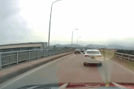 Ô tô chạy lấn làn, va quệt làm gãy gương xe khác