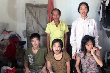 Nghẹn lòng đôi vợ chồng sinh 3 đứa con chỉ biết... cắn móng tay