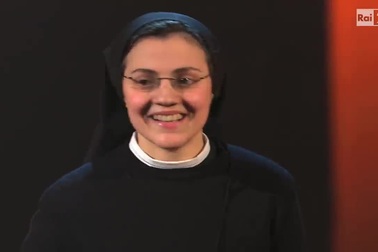 Tu sĩ Cristina Scuccia trong vòng thi "Giấu mặt" tại cuộc thi "The Voice"