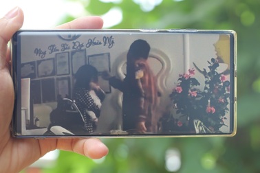 Công an mời người chồng trong clip đánh vợ ở Long An lên làm việc