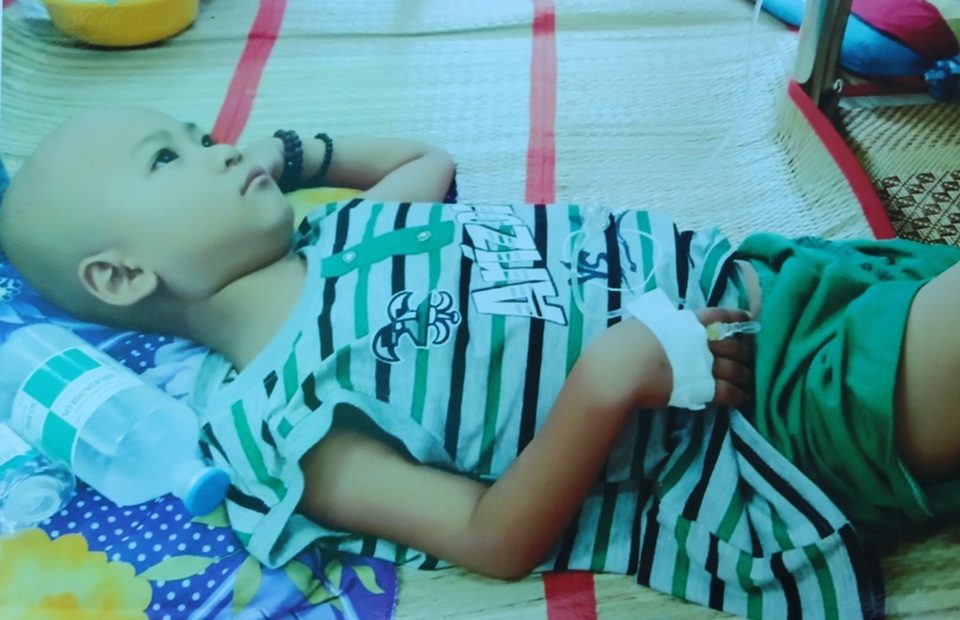 Người mẹ bán vé số ứa lệ ôm nỗi đau tuyệt vọng nhìn con ung thư - 1 Người mẹ bán vé số ứa lệ ôm nỗi đau tuyệt vọng nhìn con ung thư - 1