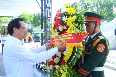 Bộ trưởng Đào Ngọc Dung viếng các nghĩa trang liệt sỹ tại Quảng Trị