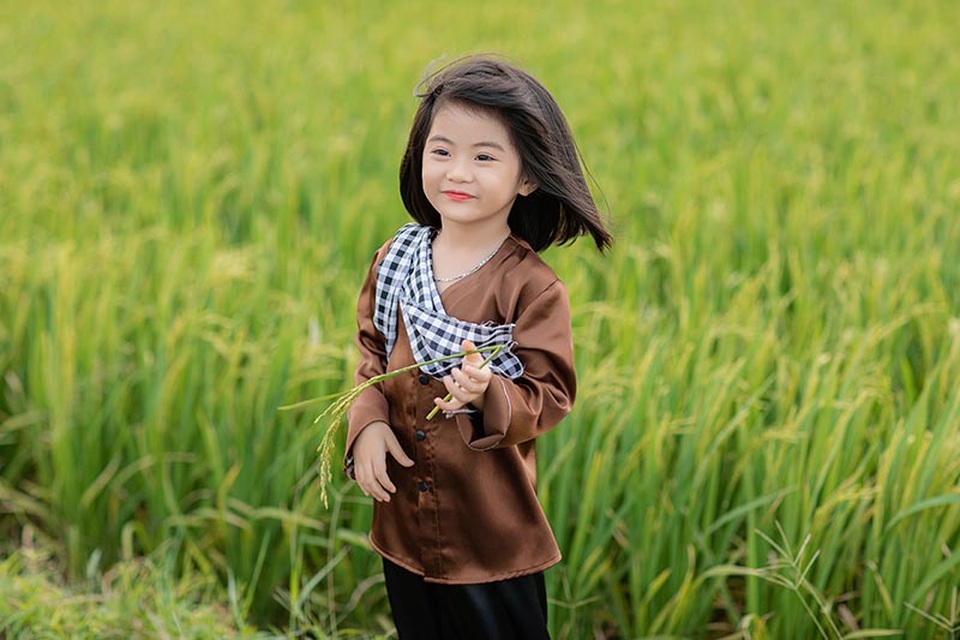 Bé gái xinh như thiên thần trên cánh đồng mùa lúa trổ bông - 9 Bé gái xinh như thiên thần trên cánh đồng mùa lúa trổ bông - 9
