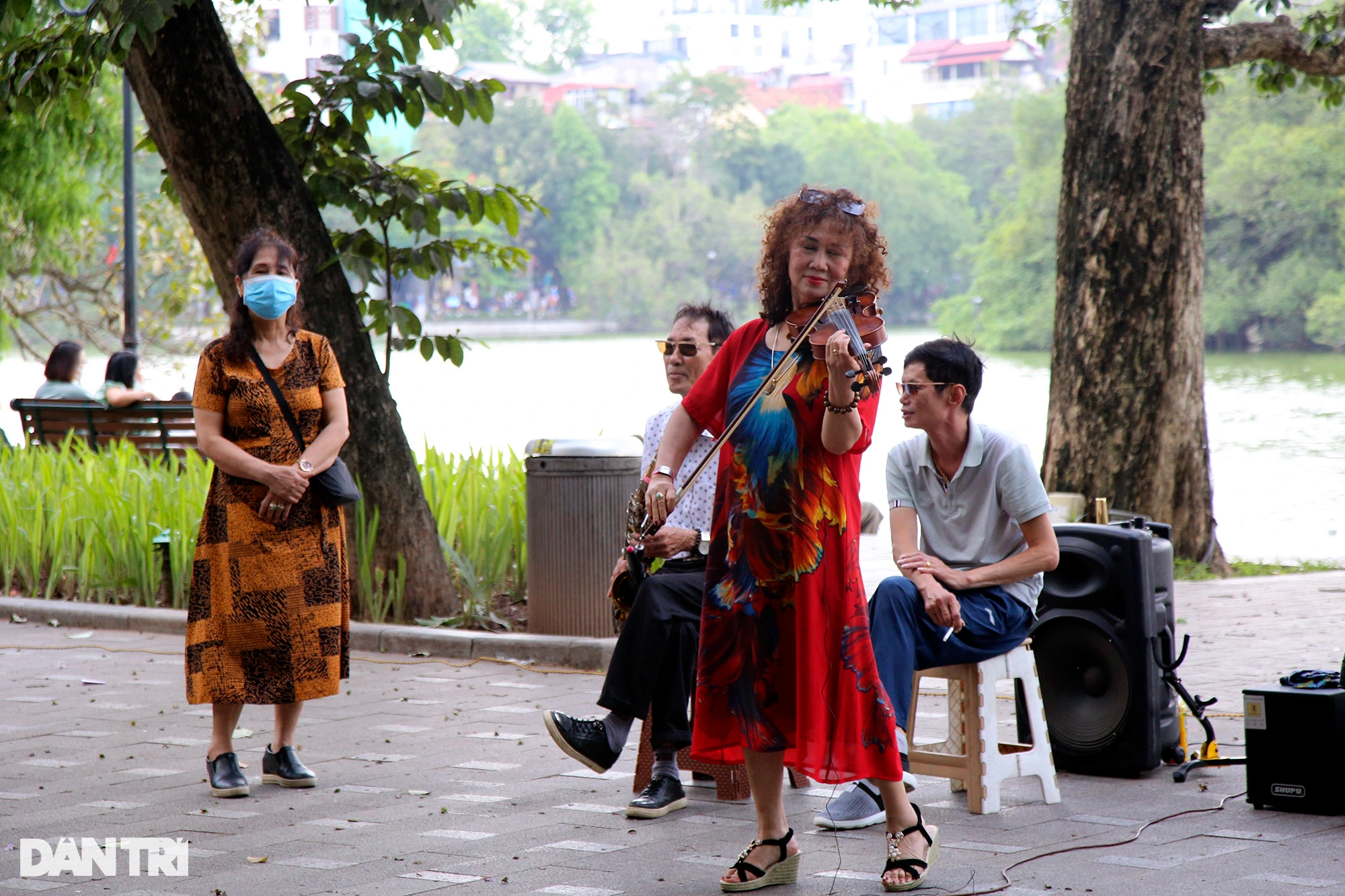 Tràn ngập chó trên phố đi bộ hồ Gươm bất chấp TP Hà Nội đã quy định cấm - 10 Tràn ngập chó trên phố đi bộ hồ Gươm bất chấp TP Hà Nội đã quy định cấm - 10