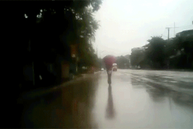 "Sành điệu" với xe đạp điện cầm ô và dùng điện thoại